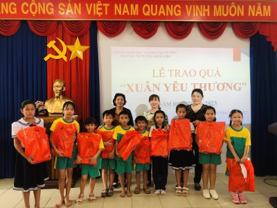 Trao 82 phần quà cho học sinh có hoàn cảnh khó khăn nhân dịp Tết Nguyên đán Quí Mão  2023