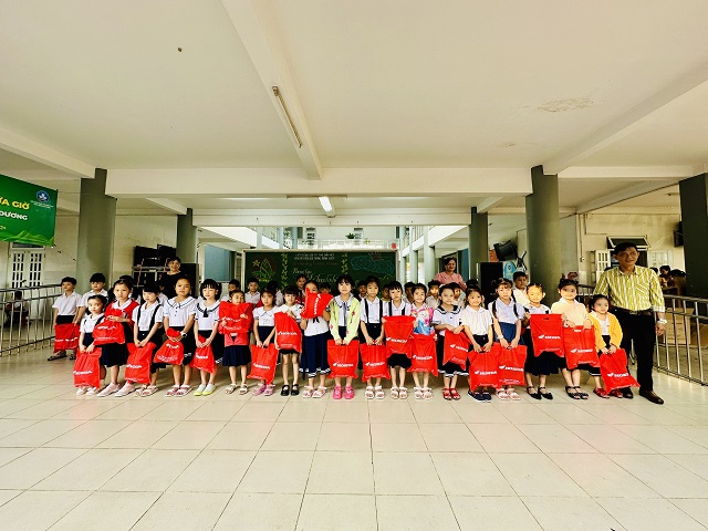Trao nón Bảo hiểm cho học sinh lớp Một